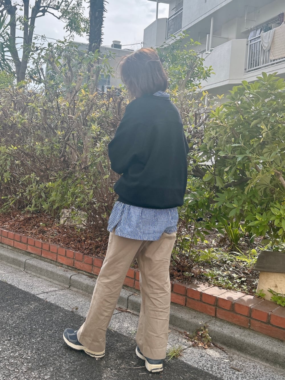 ブラック系のスウェットを着用したレディースの冬コーディネートの3枚目の写真