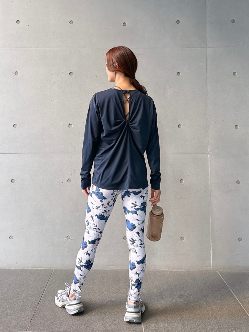 ブルー系のTシャツ/カットソー、パープル系のレギンス/スパッツを着用したレディースの春コーディネートの3枚目の写真