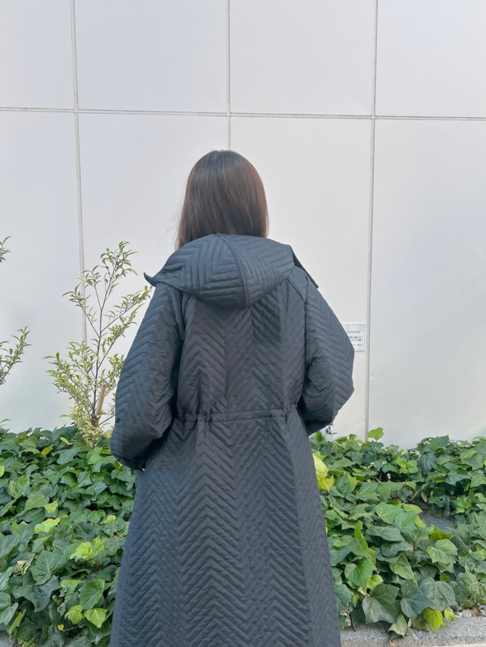 ホワイト系のその他パンツ、グレー系のTシャツ/カットソー、ホワイト系のその他アウターを着用したレディースの秋コーディネートの3枚目の写真