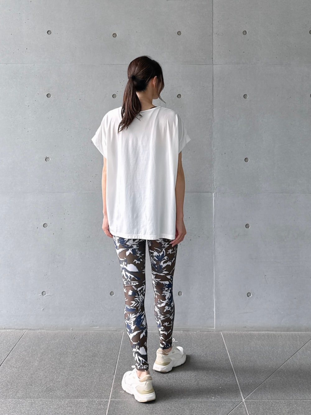 ホワイト系のTシャツ/カットソー、ブラウン系のレギンス/スパッツを着用したレディースの夏コーディネートの3枚目の写真