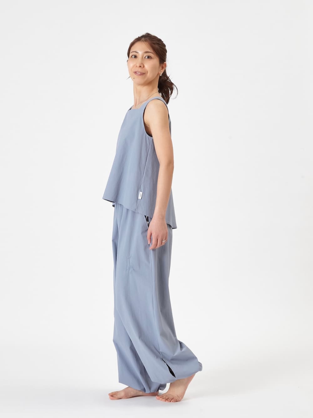 ブルー系のその他トップス、ブルー系のその他パンツを着用したレディースの夏コーディネートの2枚目の写真