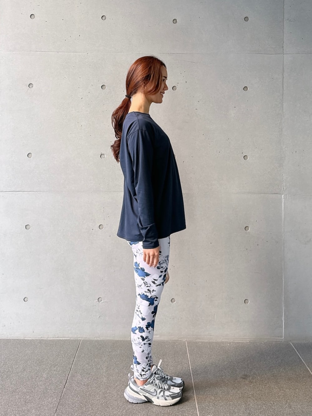 ブルー系のTシャツ/カットソー、パープル系のレギンス/スパッツを着用したレディースの春コーディネートの2枚目の写真