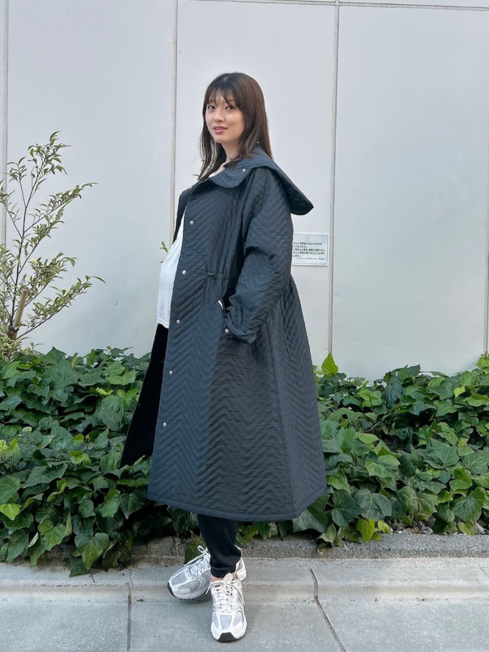 ホワイト系のその他パンツ、グレー系のTシャツ/カットソー、ホワイト系のその他アウターを着用したレディースの秋コーディネートの2枚目の写真