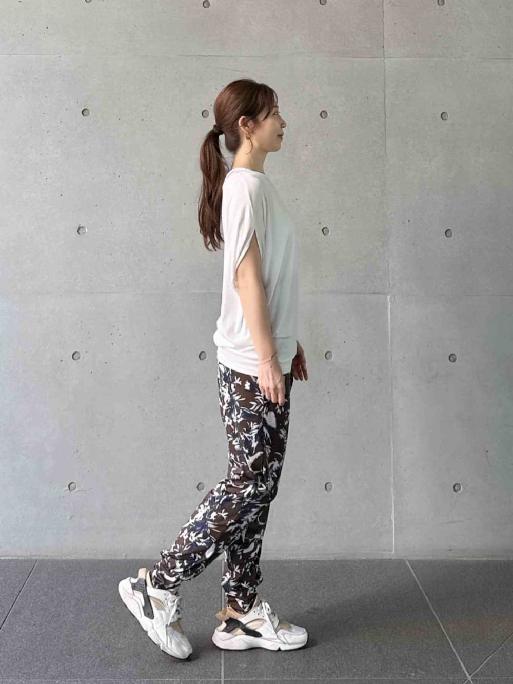 ブラウン系のその他パンツ、ホワイト系のTシャツ/カットソーを着用したレディースの秋コーディネートの3枚目の写真