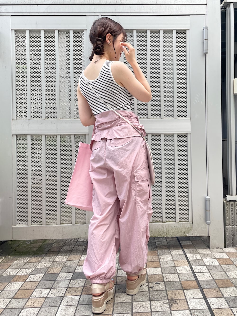 「ボーダー、Coming soon...、セットアップ、カラー×コーデ、ライブコーデ、参戦服、ピンク」｜「OLIVE des OLIVEのオリーブの映えつなぎ　1032090090（つなぎ/オールインワン、ピンク系）」を使った、natsutsunaaaさん（レディース・156cm）の夏コーディネートの2枚目の写真