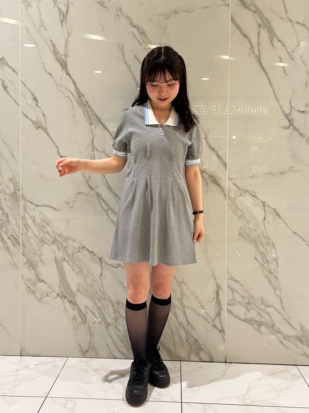 ブラック系のワンピース/ドレス、ホワイト系のスニーカーを着用したレディースの春コーディネートの2枚目の写真