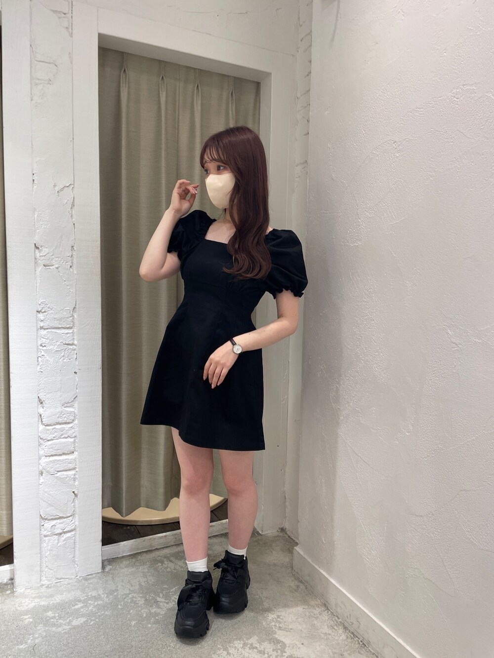 ブラック系のワンピースを着用したレディースの春コーディネートの2枚目の写真