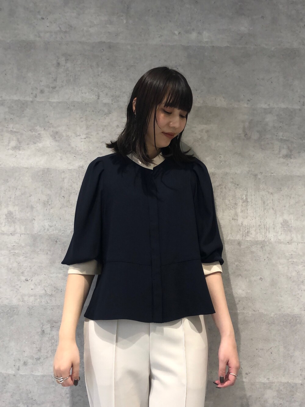 ブルー系のシャツ/ブラウス、ベージュ系のその他パンツ、ブラック系のショルダーバッグを着用したレディースの夏コーディネートの5枚目の写真