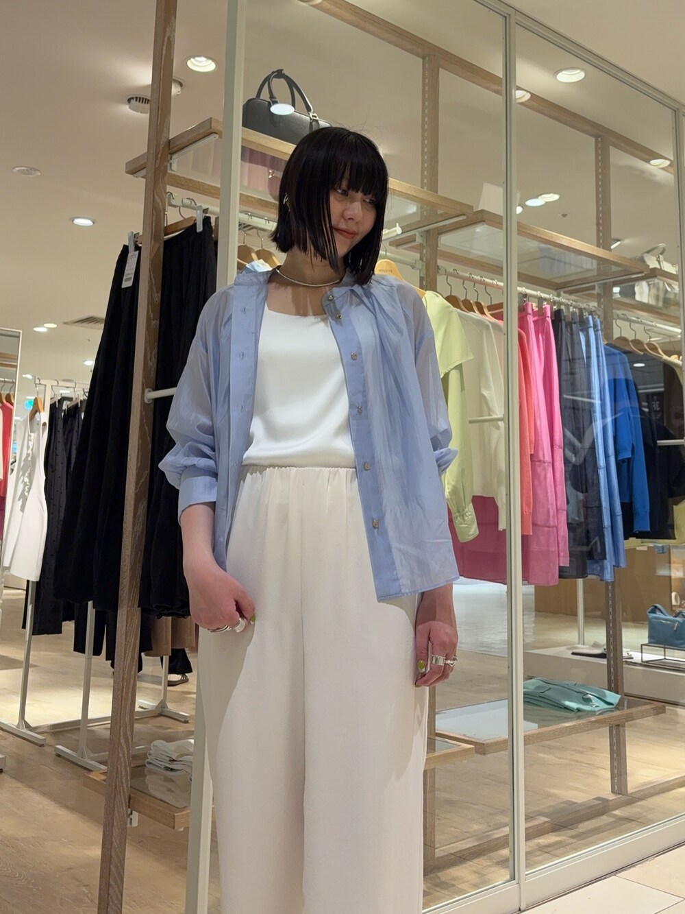 「ブラウス、シア―ブラウス、バンドカラー、タンクトップ、パンツ、セミワイドパンツ、バッグ、レザーバッグ、チョーカー、チョーカーネックレス、シルバーアクセサリー、通勤コーデ、おでかけコーデ、大人カジュアル、ノーリーズ」｜「NOLLEY’Sの2wayCLASSICショルダーバッグM（ショルダーバッグ、イエロー系）」を使った、SHIOMIさん（レディース・164cm）の春コーディネートの5枚目の写真