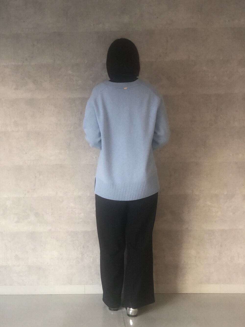 ブルー系のTシャツ/カットソー、ブルー系のカーディガン/ボレロ、ブラック系のショルダーバッグを着用したレディースの冬コーディネートの3枚目の写真