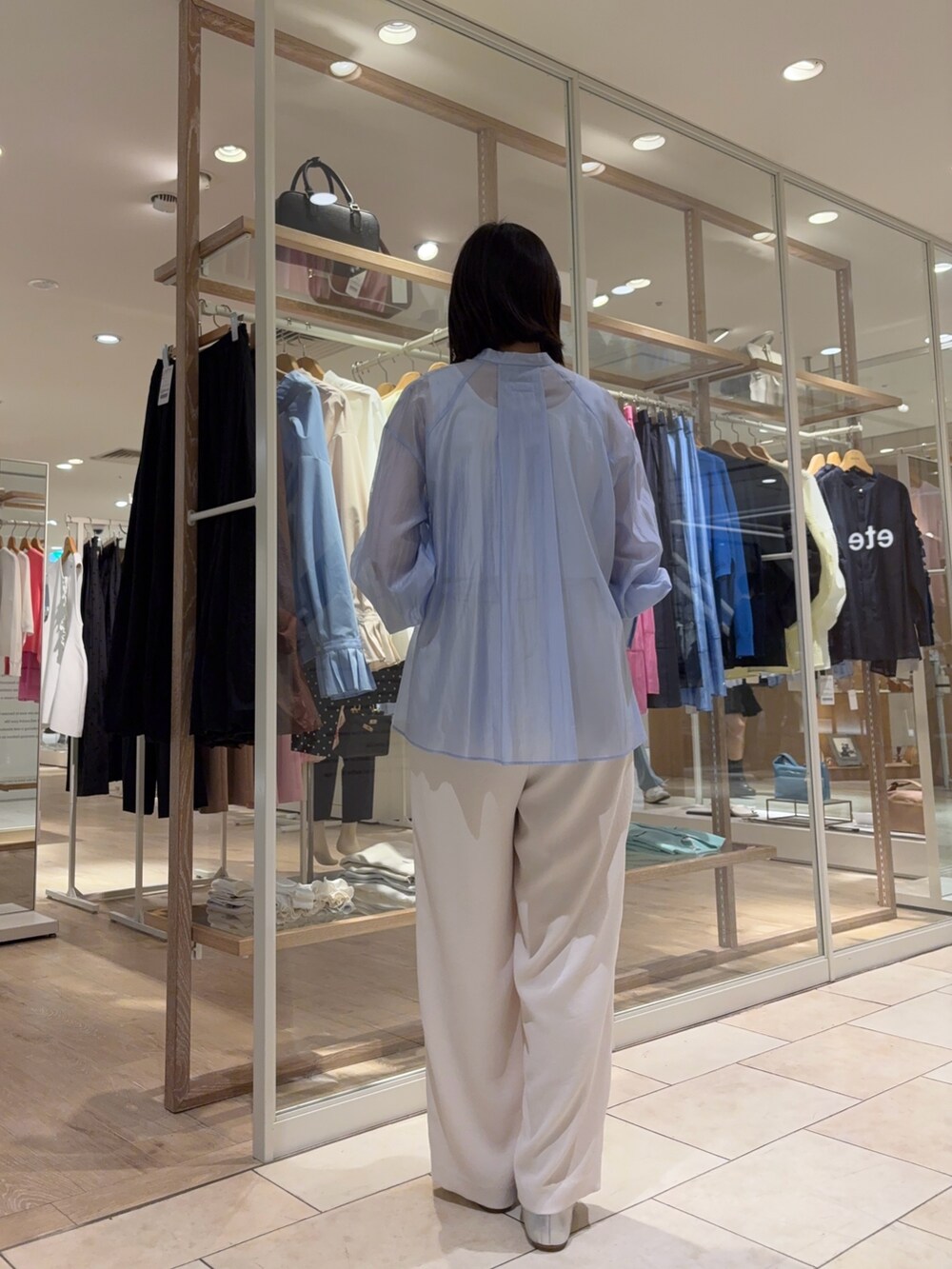 「ブラウス、シア―ブラウス、バンドカラー、タンクトップ、パンツ、セミワイドパンツ、バッグ、レザーバッグ、チョーカー、チョーカーネックレス、シルバーアクセサリー、通勤コーデ、おでかけコーデ、大人カジュアル、ノーリーズ」｜「NOLLEY’Sの2wayCLASSICショルダーバッグM（ショルダーバッグ、イエロー系）」を使った、SHIOMIさん（レディース・164cm）の春コーディネートの3枚目の写真