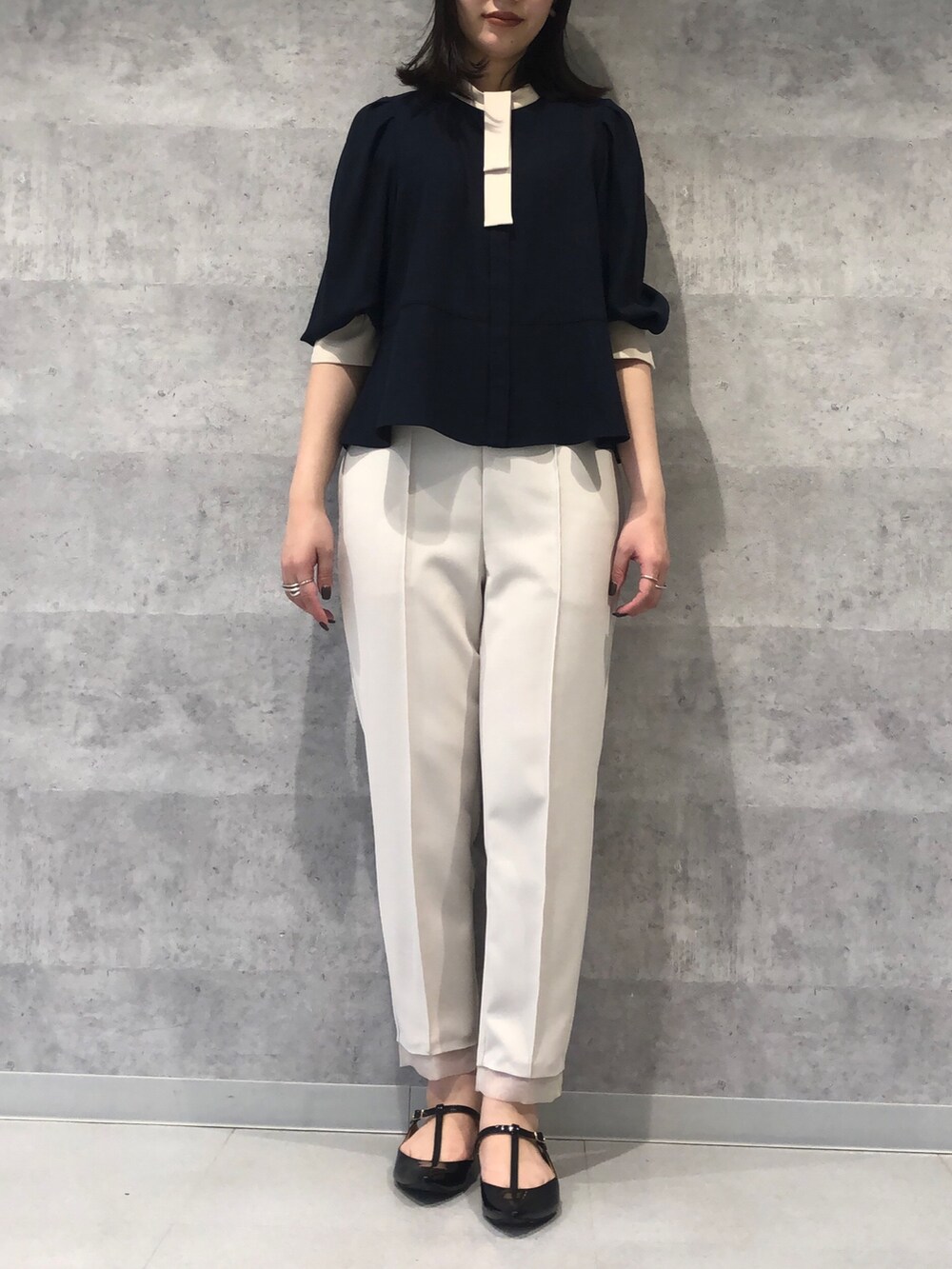 ブルー系のシャツ/ブラウス、ベージュ系のその他パンツ、ブラック系のショルダーバッグを着用したレディースの夏コーディネートの7枚目の写真