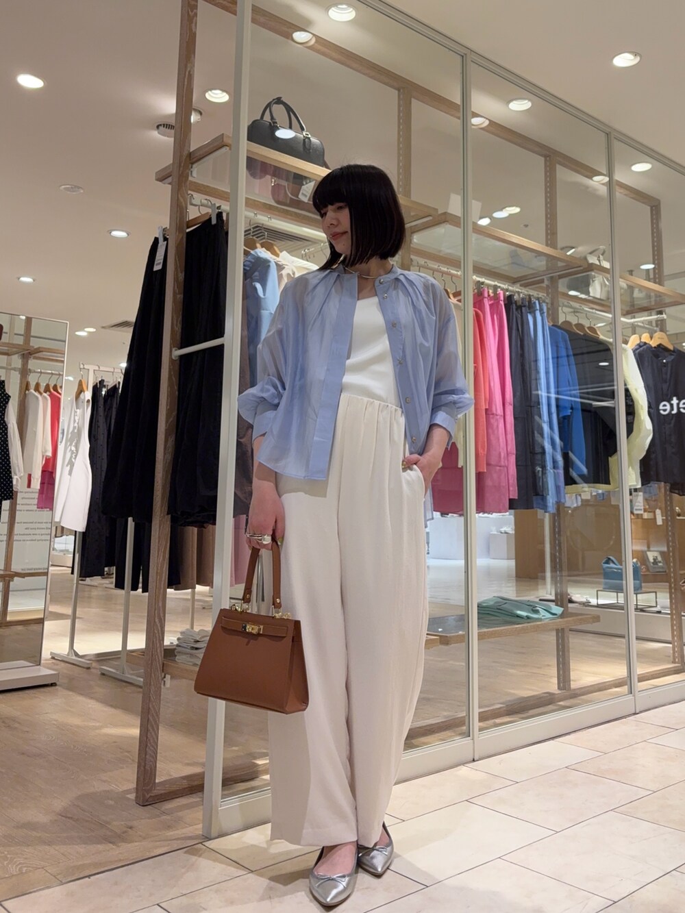 「ブラウス、シア―ブラウス、バンドカラー、タンクトップ、パンツ、セミワイドパンツ、バッグ、レザーバッグ、チョーカー、チョーカーネックレス、シルバーアクセサリー、通勤コーデ、おでかけコーデ、大人カジュアル、ノーリーズ」｜「NOLLEY’Sの2wayCLASSICショルダーバッグM（ショルダーバッグ、イエロー系）」を使った、SHIOMIさん（レディース・164cm）の春コーディネートの4枚目の写真