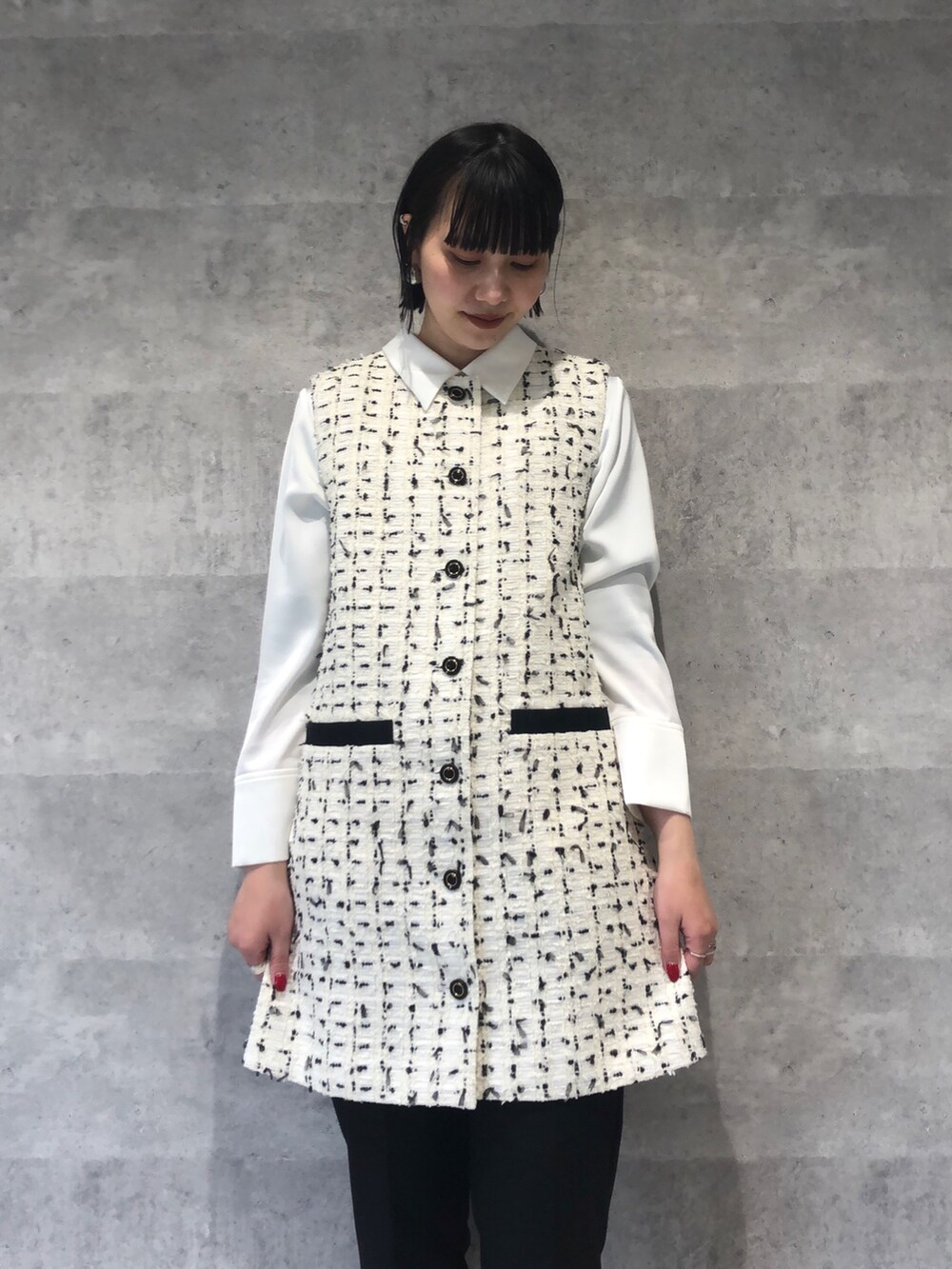 ホワイト系のシャツ/ブラウス、ホワイト系のワンピース、ブラック系のその他パンツを着用したレディースの冬コーディネートの5枚目の写真