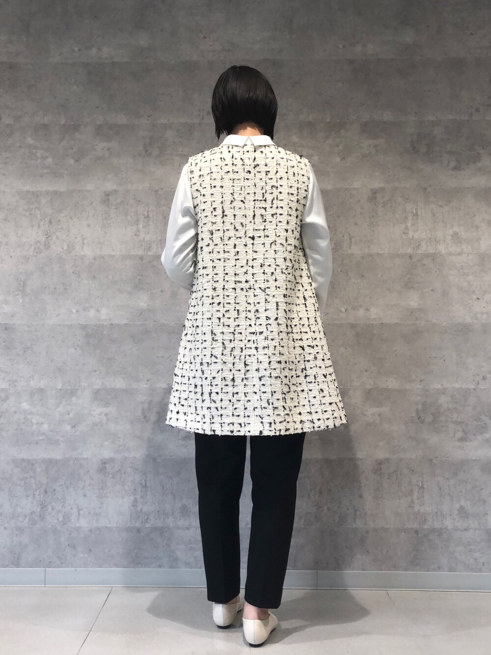 ホワイト系のシャツ/ブラウス、ホワイト系のワンピース、ブラック系のその他パンツを着用したレディースの冬コーディネートの3枚目の写真