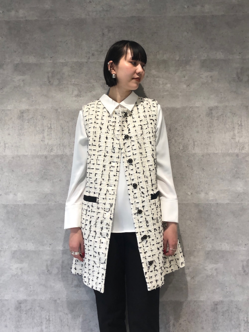 ホワイト系のシャツ/ブラウス、ホワイト系のワンピース、ブラック系のその他パンツを着用したレディースの冬コーディネートの6枚目の写真