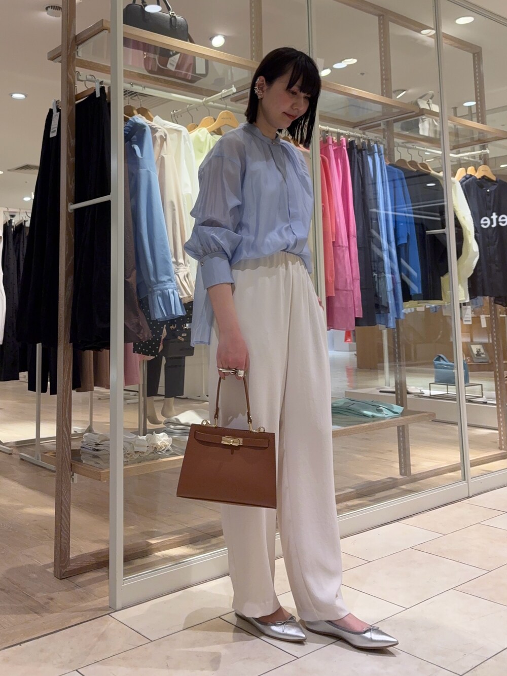 「ブラウス、シア―ブラウス、バンドカラー、タンクトップ、パンツ、セミワイドパンツ、バッグ、レザーバッグ、チョーカー、チョーカーネックレス、シルバーアクセサリー、通勤コーデ、おでかけコーデ、大人カジュアル、ノーリーズ」｜「NOLLEY’Sの2wayCLASSICショルダーバッグM（ショルダーバッグ、イエロー系）」を使った、SHIOMIさん（レディース・164cm）の春コーディネートの2枚目の写真