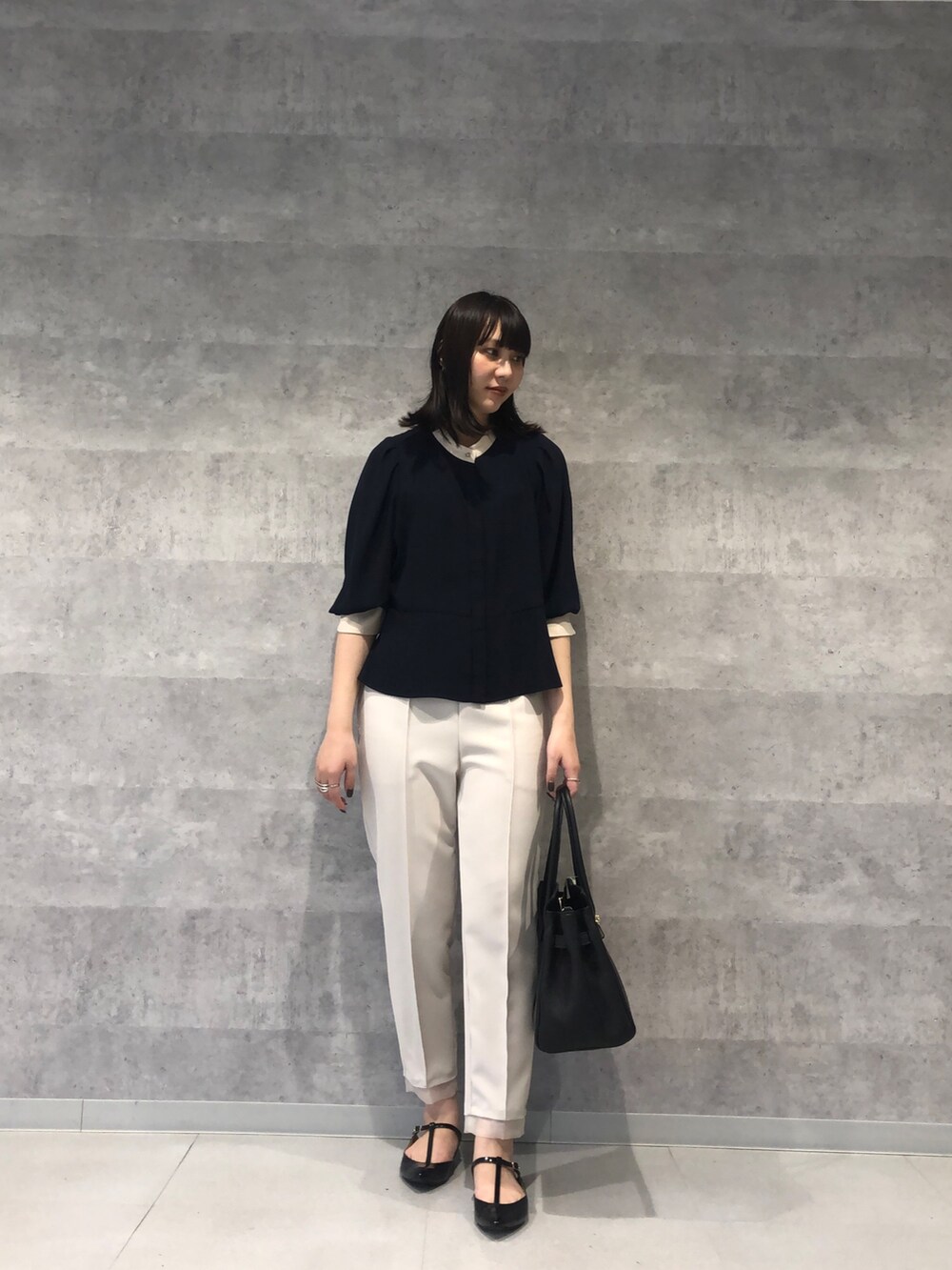 ブルー系のシャツ/ブラウス、ベージュ系のその他パンツ、ブラック系のショルダーバッグを着用したレディースの夏コーディネートの4枚目の写真