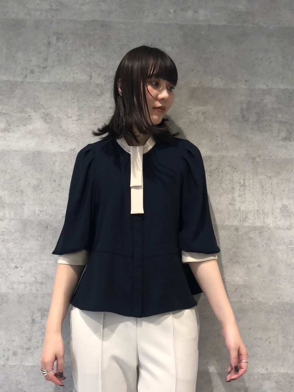 ブルー系のシャツ/ブラウス、ベージュ系のその他パンツ、ブラック系のショルダーバッグを着用したレディースの夏コーディネートの6枚目の写真