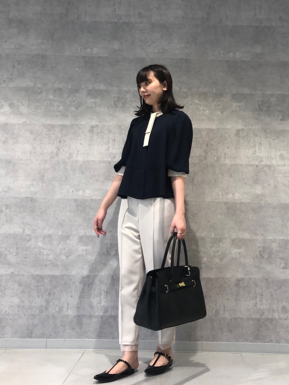 ブルー系のシャツ/ブラウス、ベージュ系のその他パンツ、ブラック系のショルダーバッグを着用したレディースの夏コーディネートの2枚目の写真