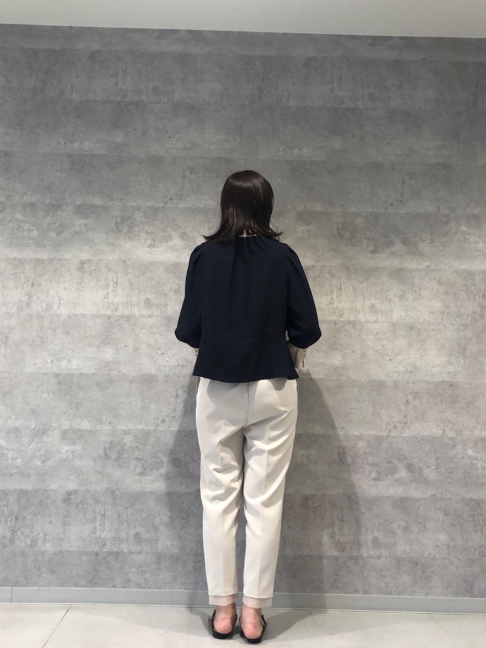 ブルー系のシャツ/ブラウス、ベージュ系のその他パンツ、ブラック系のショルダーバッグを着用したレディースの夏コーディネートの3枚目の写真