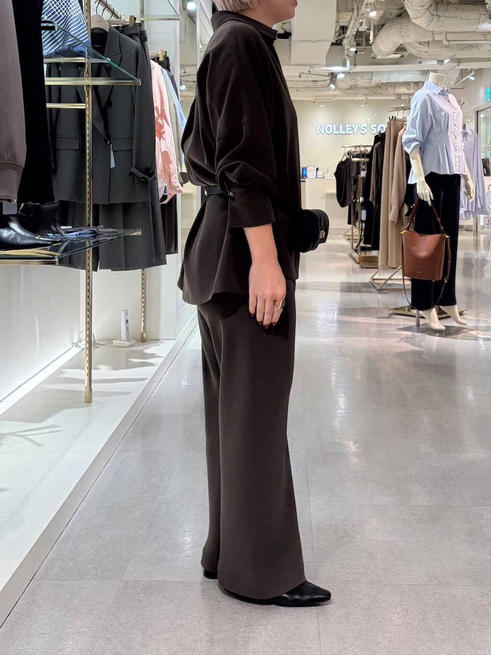 ブラウン系のシャツ/ブラウス、ブラウン系のその他パンツ、ブラック系のボディバッグ/ウエストポーチを着用したレディースの秋コーディネートの2枚目の写真