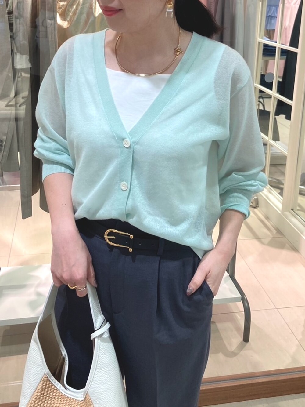 ホワイト系のテーラードジャケット、グレー系のその他パンツ、ホワイト系のかごバッグを着用したレディースの春コーディネートの4枚目の写真