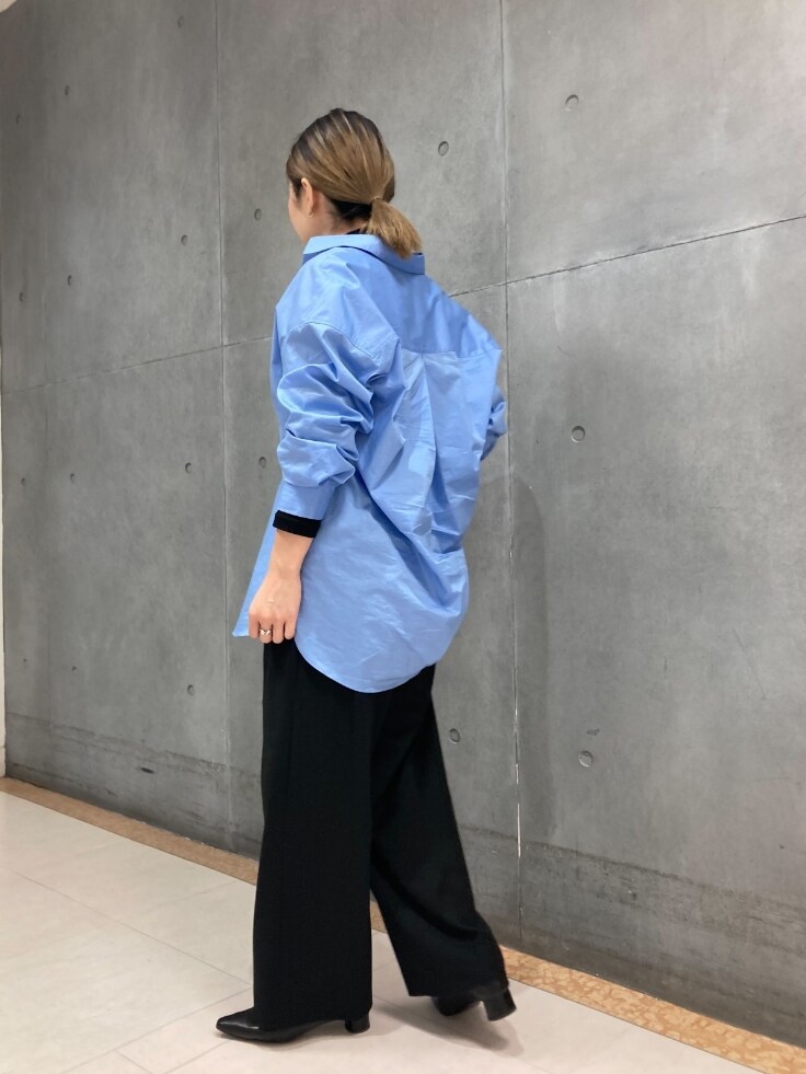 ブルー系のシャツ/ブラウス、ブラック系のその他パンツを着用したレディースの冬コーディネートの3枚目の写真