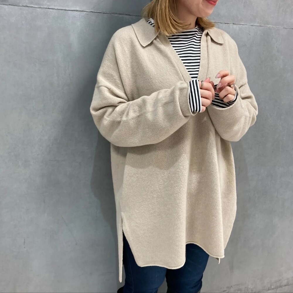 ブラック系のダウンジャケット/コート、ベージュ系のニット/セーター、ホワイト系のTシャツ/カットソーを着用したレディースの冬コーディネートの5枚目の写真