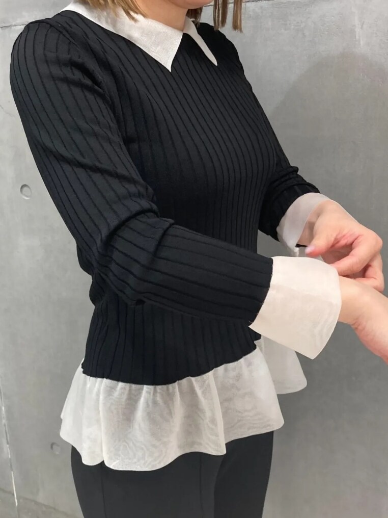 ベージュ系のトレンチコート、ブラック系のその他パンツ、ブラック系のニット/セーターを着用したレディースの春コーディネートの3枚目の写真