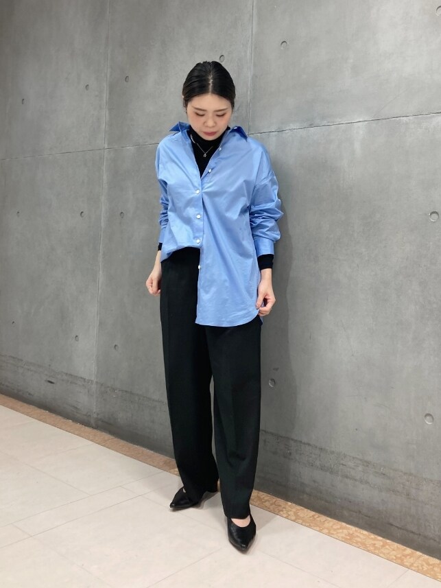 ブルー系のシャツ/ブラウス、ブラック系のその他パンツを着用したレディースの冬コーディネートの2枚目の写真