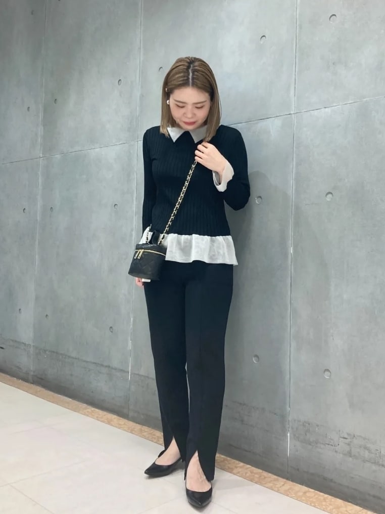 ベージュ系のトレンチコート、ブラック系のその他パンツ、ブラック系のニット/セーターを着用したレディースの春コーディネートの4枚目の写真