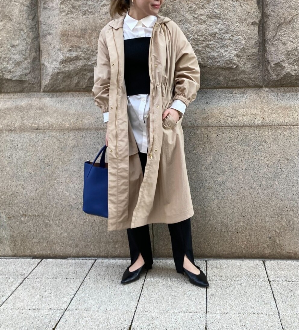 「大人カジュアル、シンプルコーデ、パンツスタイル、春コーデ、カジュアル、低身長コーデ、モノトーンコーデ、トレンド、ビスチェ、ノーリーズ、NOLLEY'S」｜「NOLLEY’Sの【WEB限定カラーあり】ウォッシャブルナイロンタスランコート（その他アウター、ベージュ系）」を使った、maoさん（レディース・150cm）の冬コーディネートの2枚目の写真