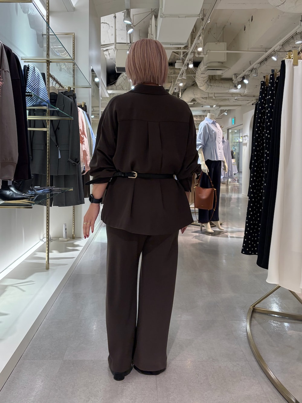 ブラウン系のシャツ/ブラウス、ブラウン系のその他パンツ、ブラック系のボディバッグ/ウエストポーチを着用したレディースの秋コーディネートの4枚目の写真