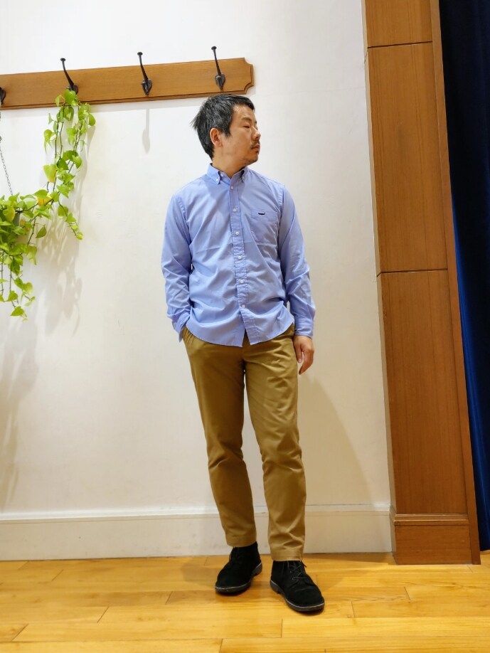 ブルー系のシャツ/ブラウスを着用したメンズの冬コーディネートの2枚目の写真