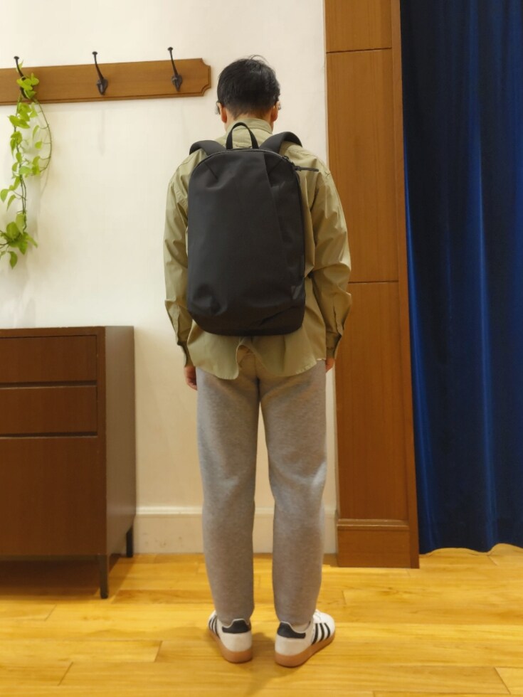 グリーン系のシャツ/ブラウス、グレー系のその他パンツ、ブラック系のバックパック/リュックを着用したメンズの冬コーディネートの3枚目の写真