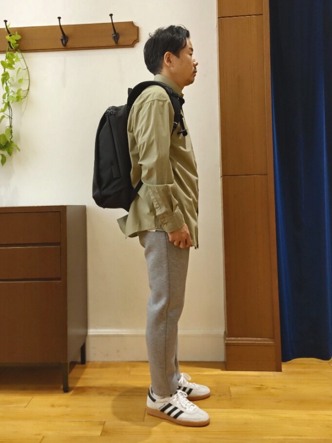 グリーン系のシャツ/ブラウス、グレー系のその他パンツ、ブラック系のバックパック/リュックを着用したメンズの冬コーディネートの4枚目の写真