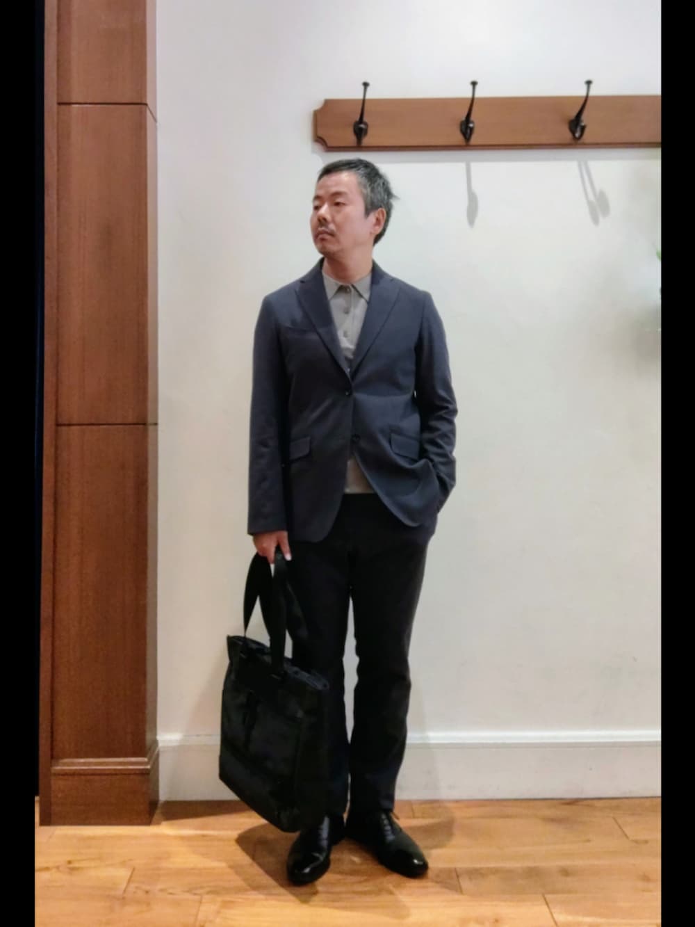 ブルー系のテーラードジャケット、ブルー系のその他パンツ、ベージュ系のニット/セーターを着用したメンズの秋コーディネートの2枚目の写真