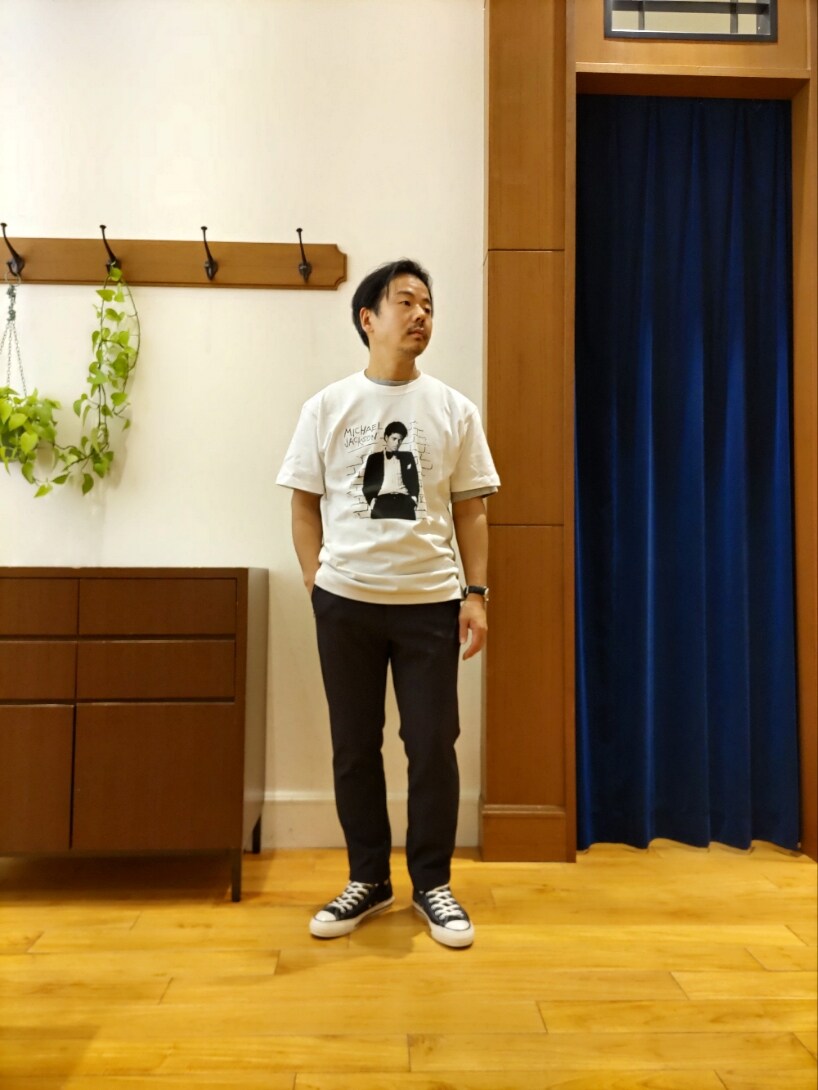 ホワイト系のTシャツ/カットソー、グレー系のその他パンツ、ブラック系のスニーカーを着用したメンズの春コーディネートの3枚目の写真