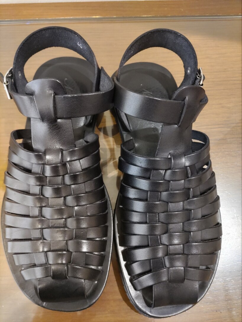 グレー系のカーディガン/ボレロ、ブラック系のサンダルを着用したメンズの春コーディネートの4枚目の写真
