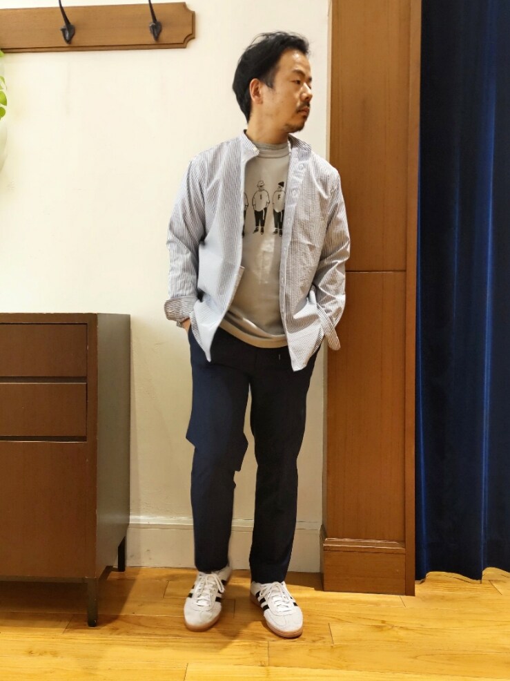 ブルー系のシャツ/ブラウス、ブルー系のその他パンツ、ベージュ系のTシャツ/カットソーを着用したメンズの春コーディネートの2枚目の写真