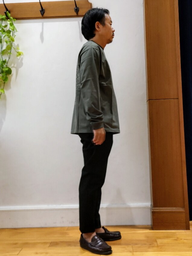 ブラック系のその他パンツ、グリーン系のTシャツ/カットソーを着用したメンズの秋コーディネートの4枚目の写真
