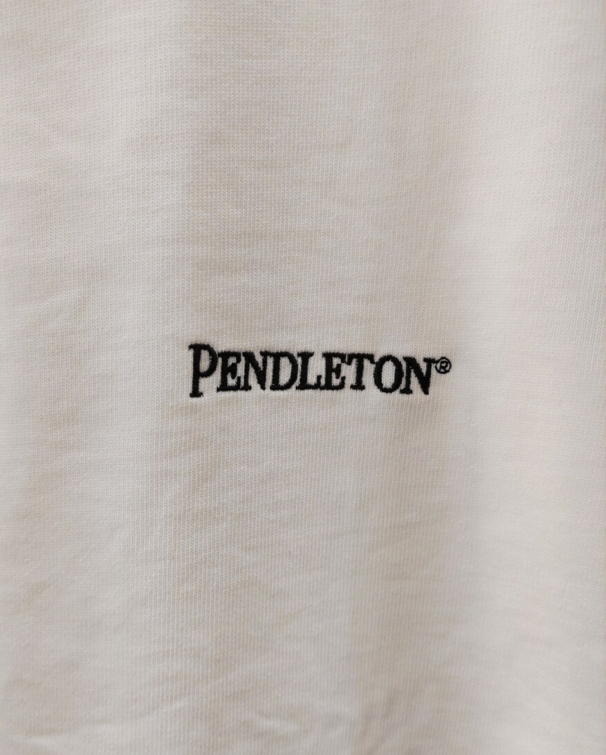 ホワイト系のTシャツ/カットソー、グレー系のその他パンツを着用したメンズの春コーディネートの6枚目の写真