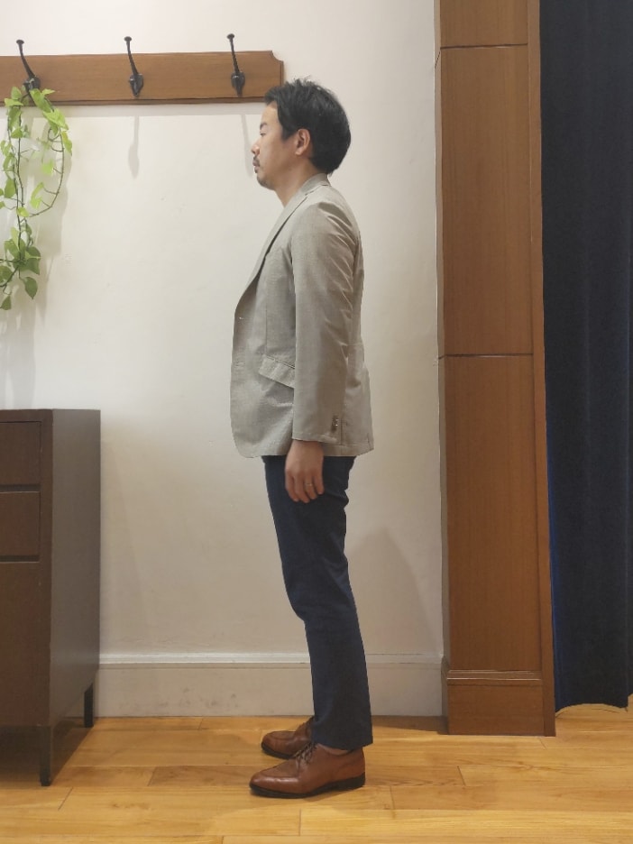 ベージュ系のテーラードジャケット、ホワイト系のTシャツ/カットソー、ブルー系のその他パンツを着用したメンズの春コーディネートの3枚目の写真