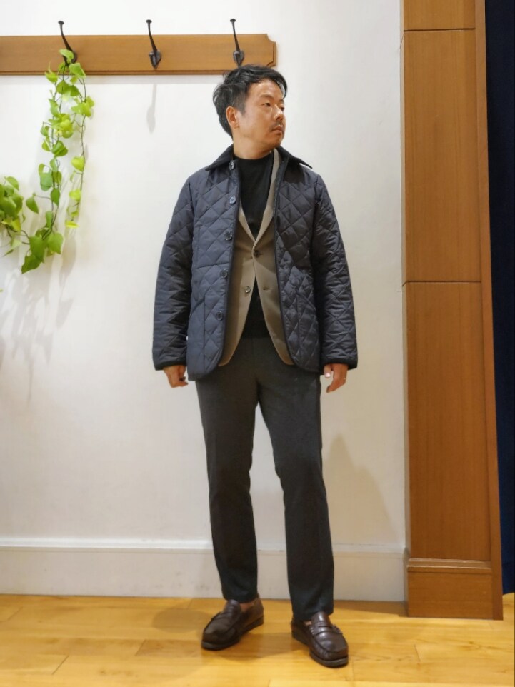 ブルー系のブルゾン、ブルー系のその他パンツ、ベージュ系のテーラードジャケットを着用したメンズの秋コーディネートの3枚目の写真