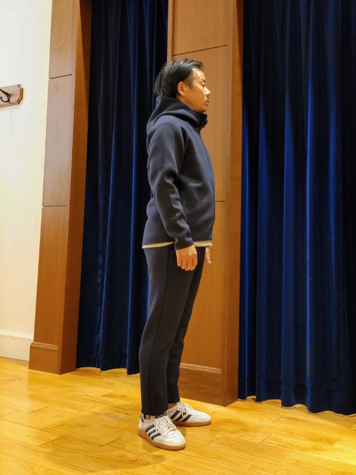 ブルー系のパーカー、ブルー系のその他パンツを着用したメンズの秋コーディネートの3枚目の写真