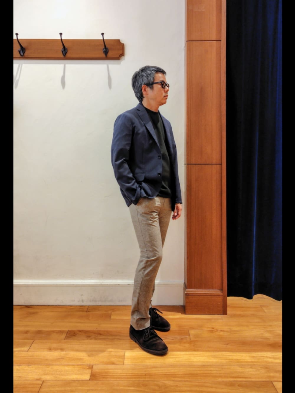 ブルー系のテーラードジャケット、グリーン系のTシャツ/カットソー、ベージュ系のその他パンツを着用したメンズの夏コーディネートの4枚目の写真