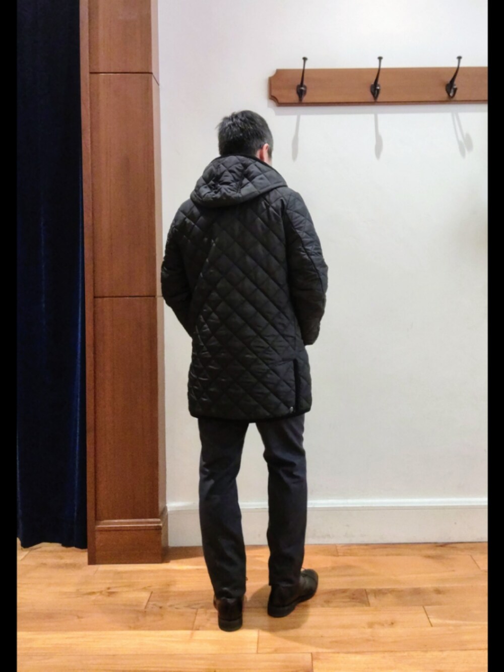 ブラック系のブルゾン、ブルー系のテーラードジャケット、ブルー系のその他パンツを着用したメンズの秋コーディネートの6枚目の写真