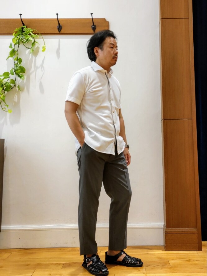 ホワイト系のシャツ/ブラウス、ブルー系のその他パンツを着用したメンズの夏コーディネートの2枚目の写真