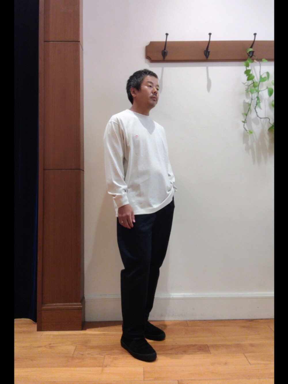 ホワイト系のTシャツ/カットソー、ブルー系のチノパンツを着用したメンズの秋コーディネートの4枚目の写真